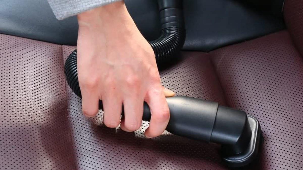 車のシートの隙間に落ちたゴミ、どう取る? 掃除機を出さずに解決する方法